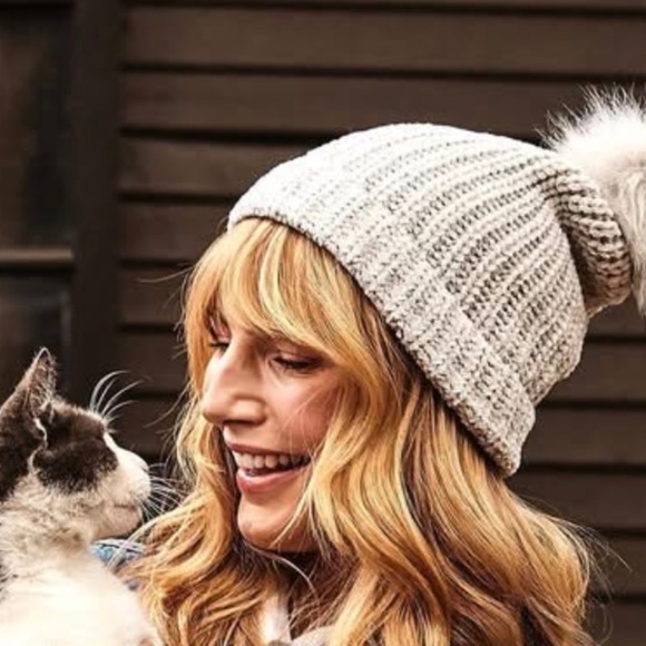 Jules Kane Light Grey Pom Beanie - Picture 3 of 3